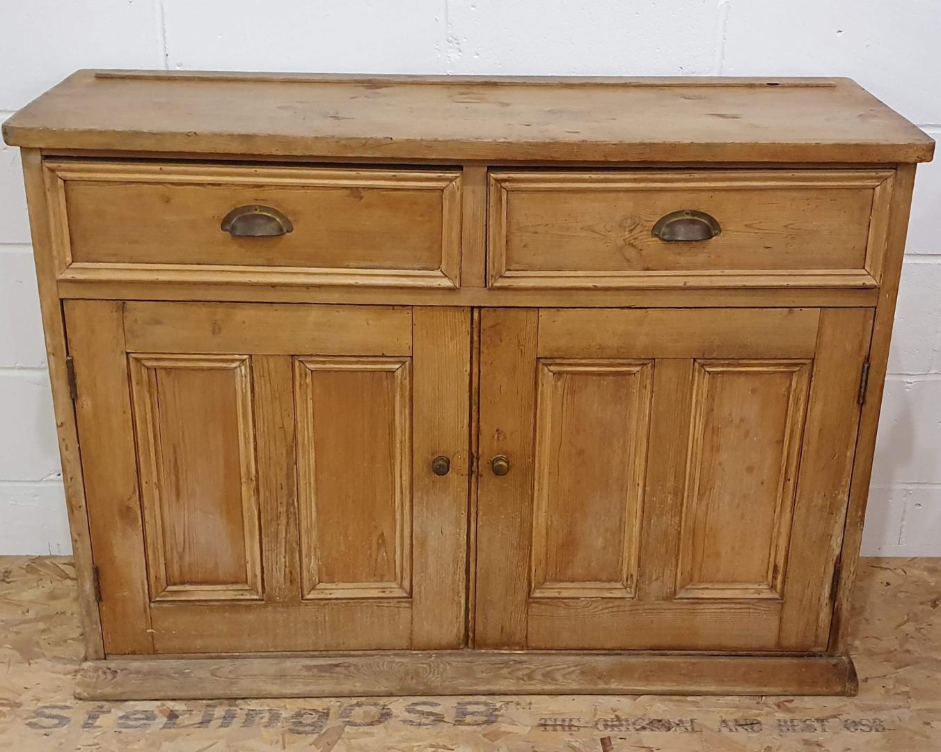 Wooden farmhouse style sideboard with 2 drawers and 2 cupboards